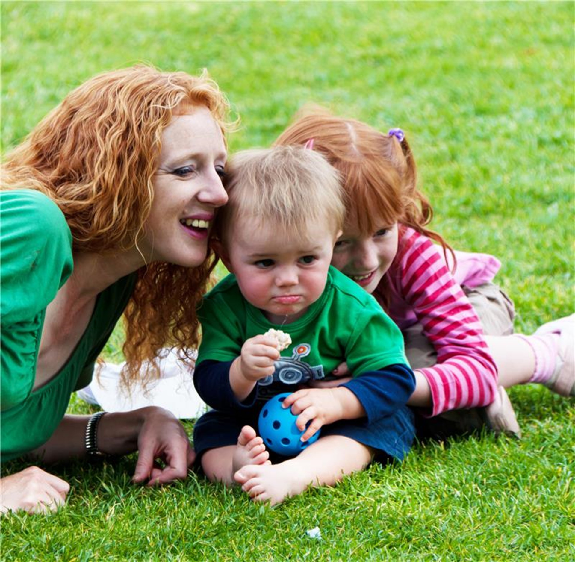 Frau mit zwei kleinen Kindern