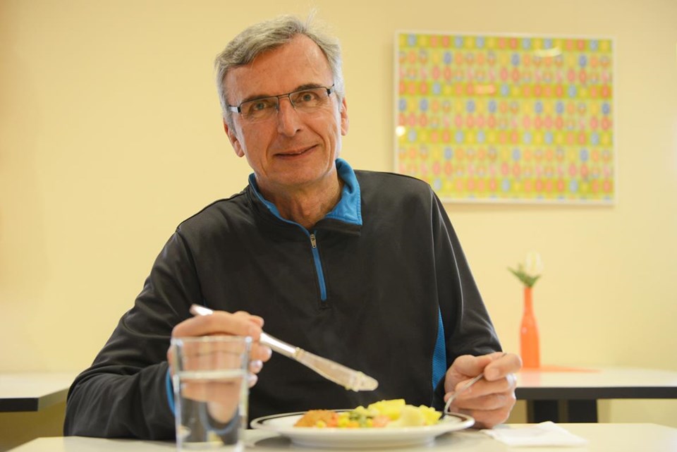Ein Mann beim Essen