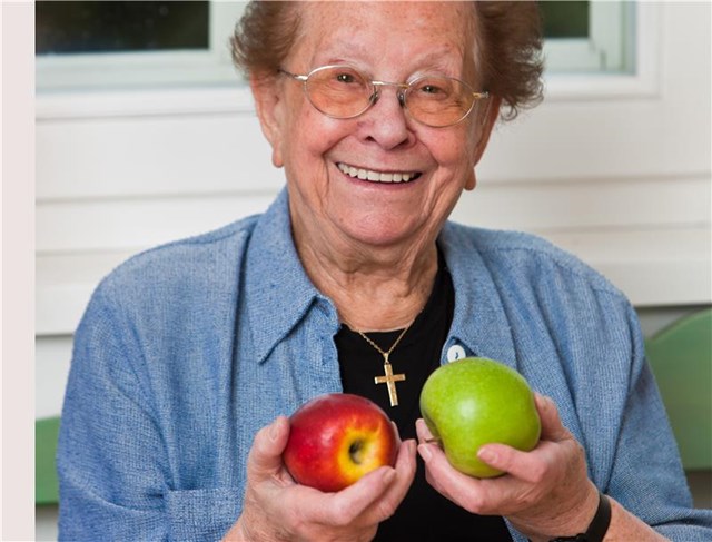 Seniorin mit Obst