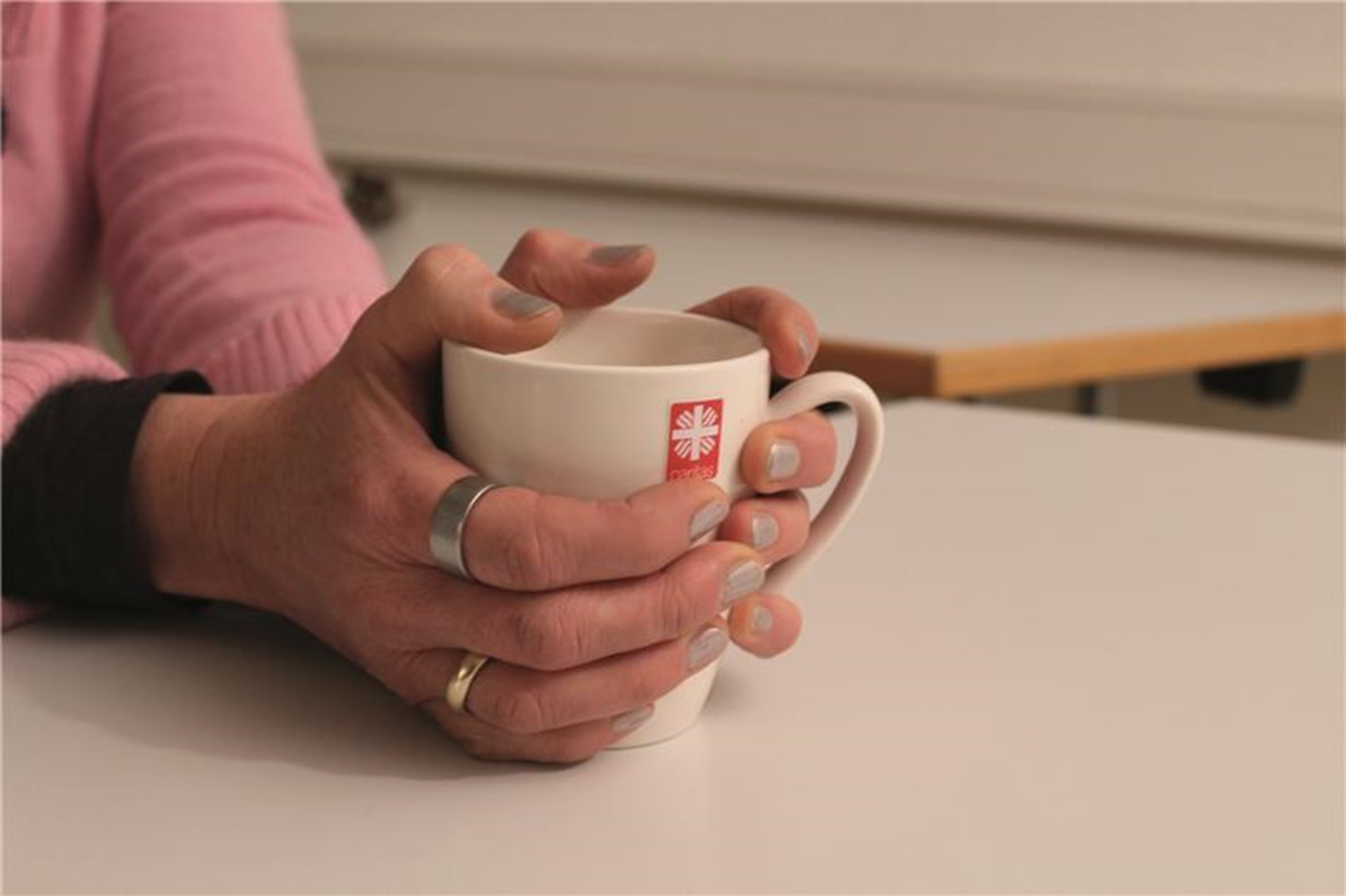 eine Frau hält eine Tasse in der Hand