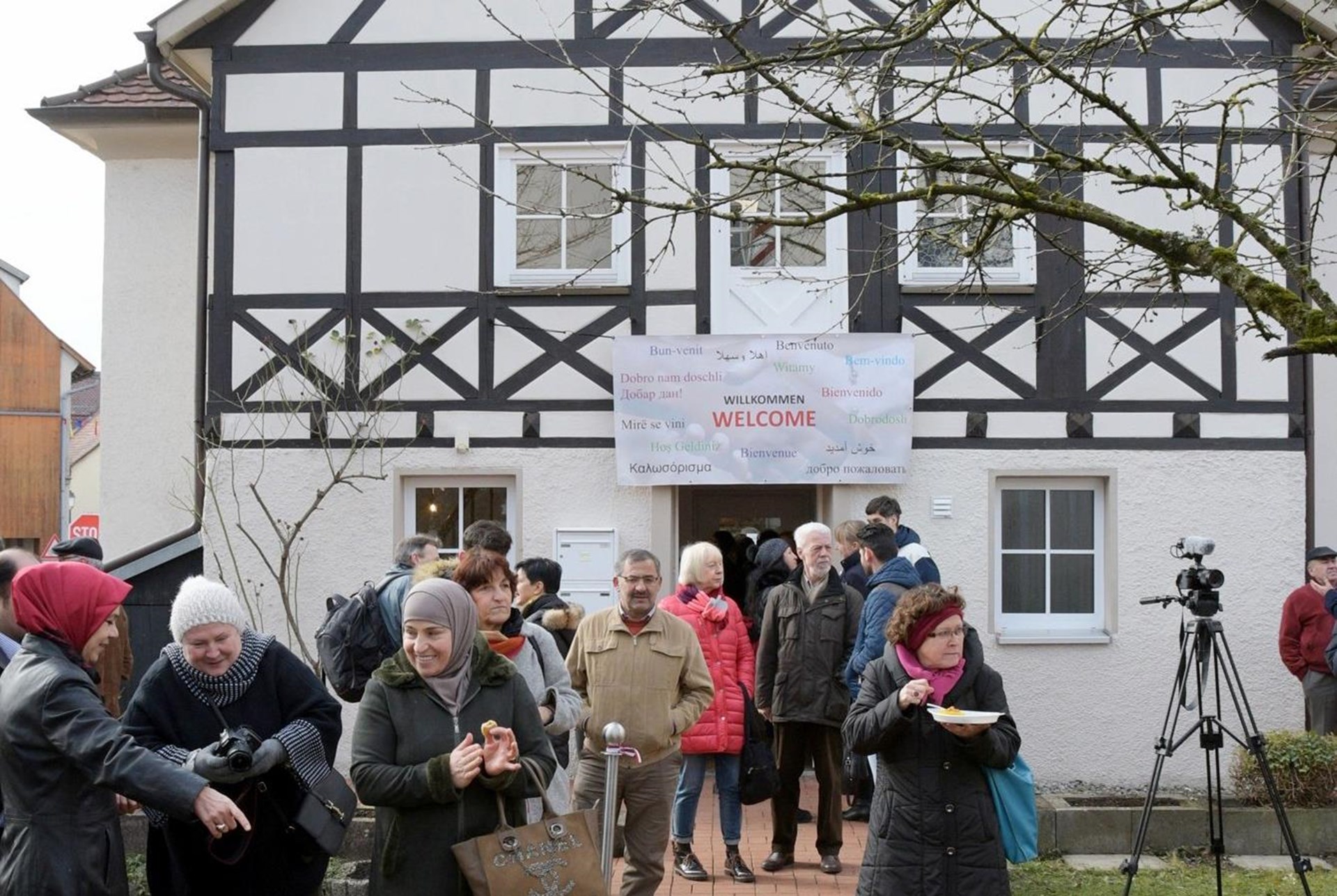 Gebäude mit Menschen davor